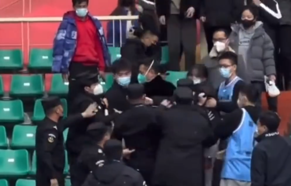  尤文球迷抗议票价，主场横幅现管理层丑闻  